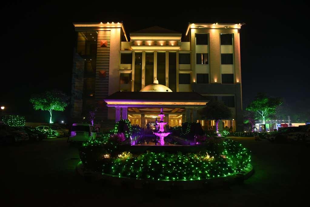 Ramada By Wyndham Varanasi Katesar Chandauli Eksteriør billede